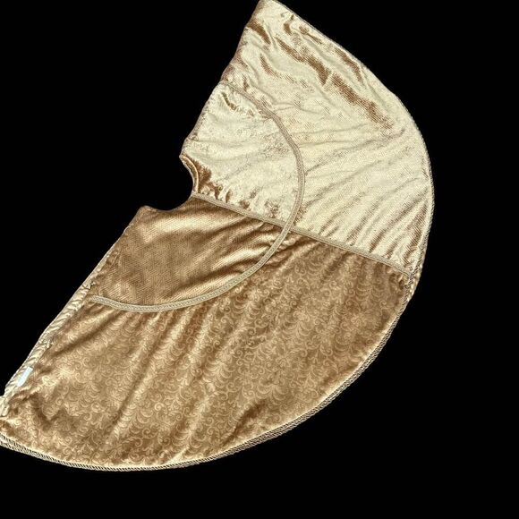 Christmas Tree Skirt 48 Inch Gold velvet fabric lined button closure - Picture 7 of 7